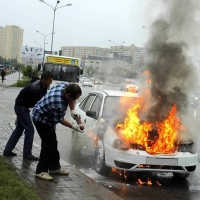 ЕСЛИ ЗАГОРЕЛСЯ АВТОМОБИЛЬ (МЧС предупреждает)