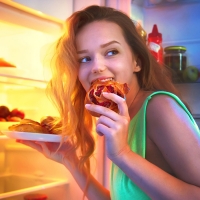 НОЧНОЙ ДОЗОР У ХОЛОДИЛЬНИКА (Берегите свое здоровье)