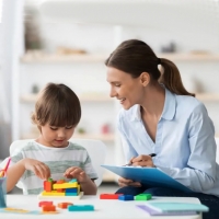 С КАКИМИ ВОПРОСАМИ РОДИТЕЛЬ МОЖЕТ ОБРАЩАТЬСЯ К НЕЙРОПСИХОЛОГУ? (Вы спрашиваете, мы отвечаем)