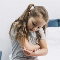 УБЕРЕЖЕМ РЕБЕНКА ОТ ТЯЖЕЛЫХ ТРАВМ И ОТРАВЛЕНИЙ (Советы детского доктора)