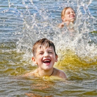БЕЗОПАСНЫЙ ОТДЫХ С ДЕТЬМИ НА ОТКРЫТЫХ ВОДОЕМАХ (Берегите здоровье своих детей)